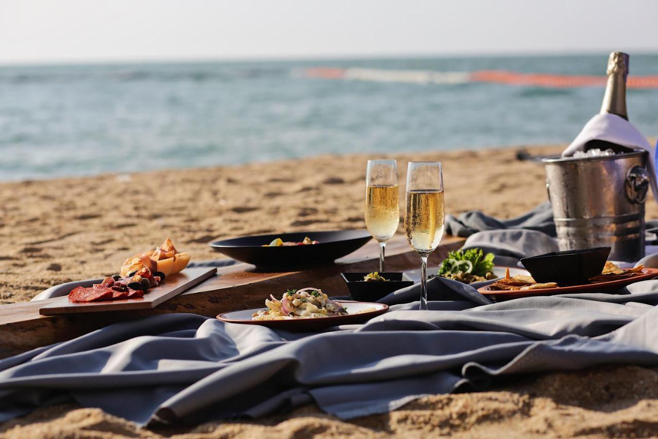 Pullman Pattaya Hotel G Kültér fotó A beach picnic