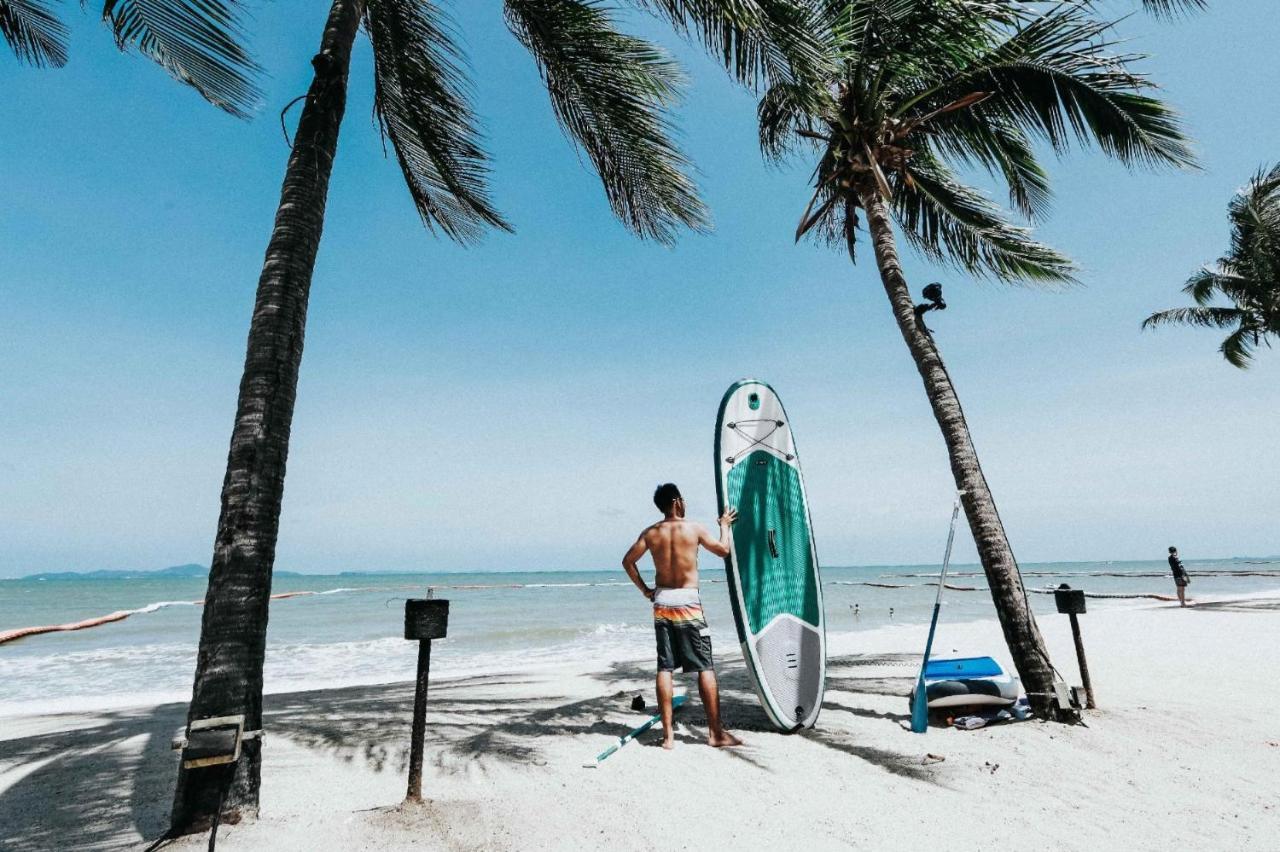 Pullman Pattaya Hotel G Kültér fotó Stand Up Paddle Boarder at the beach