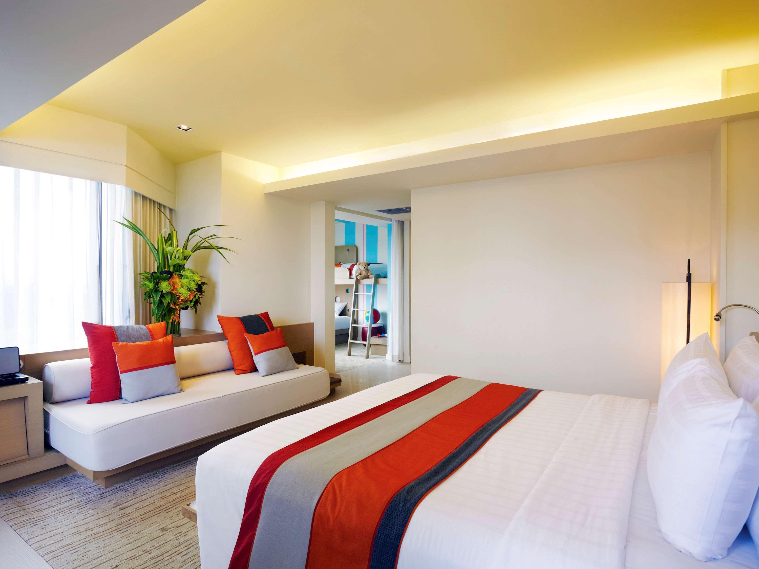 Pullman Pattaya Hotel G Kültér fotó A room at the hotel