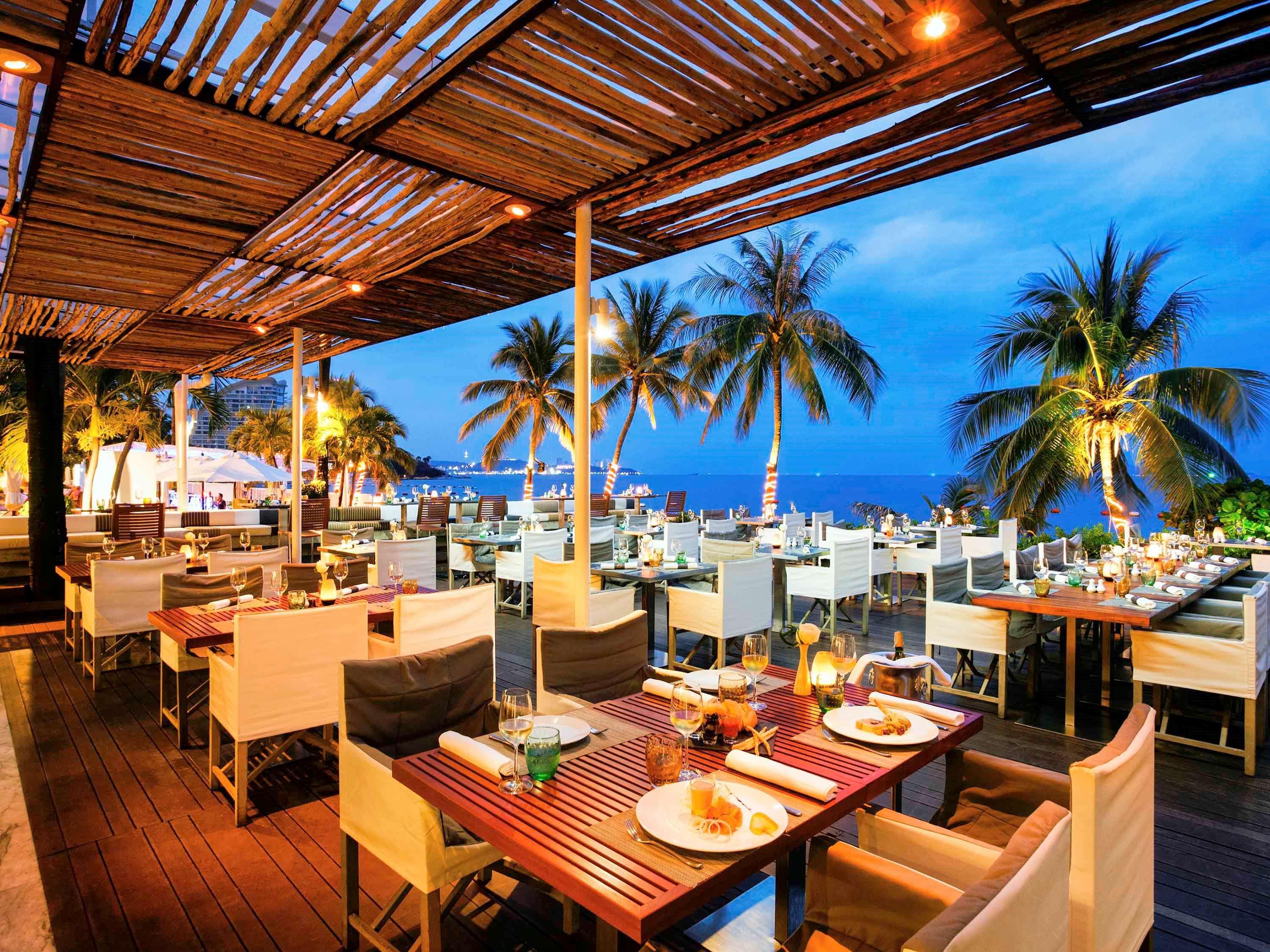 Pullman Pattaya Hotel G Kültér fotó The Deck