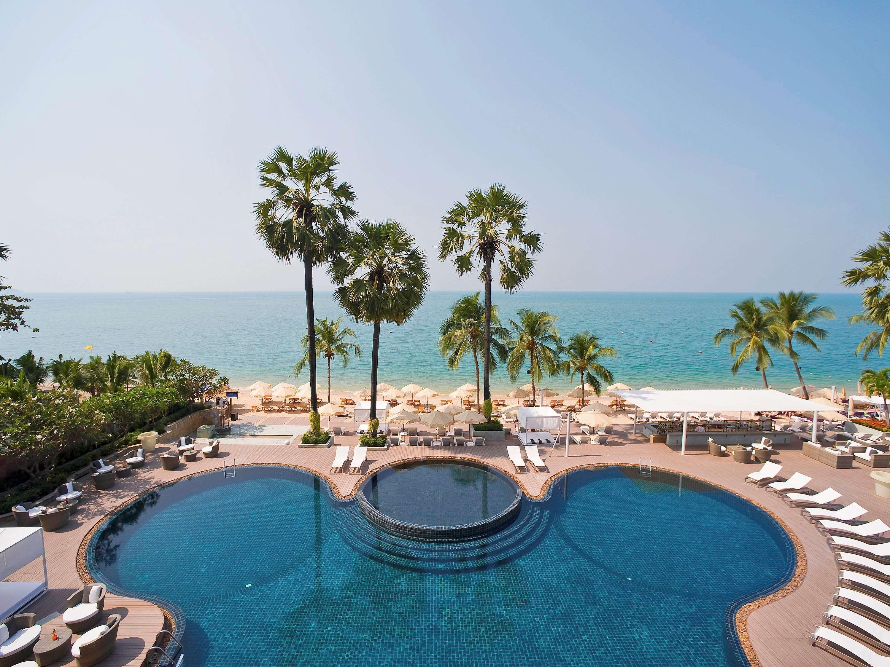 Pullman Pattaya Hotel G Kültér fotó The Royal Pool at The Royal