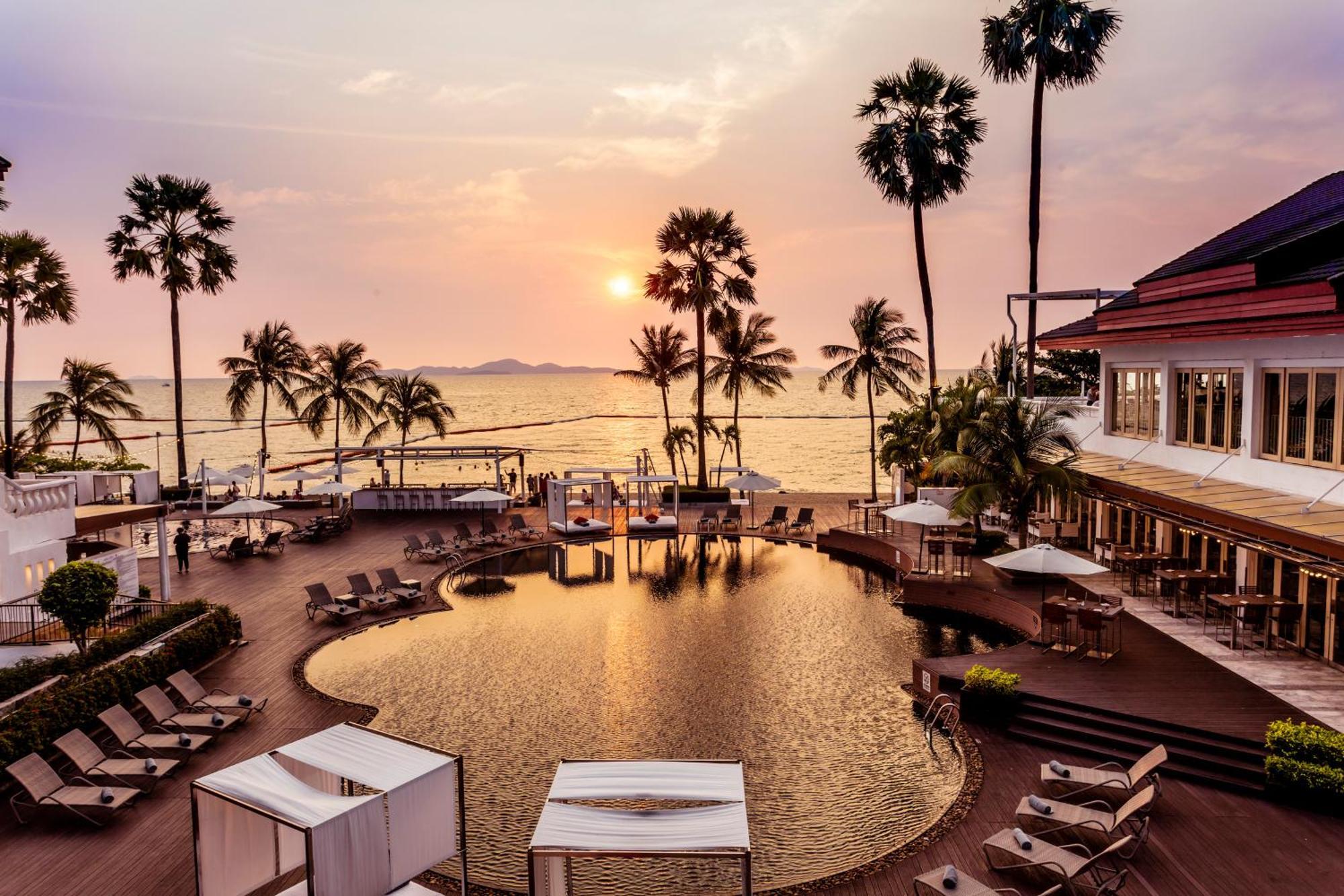 Pullman Pattaya Hotel G Kültér fotó The beach at the Royal Paradise Hotel & Spa