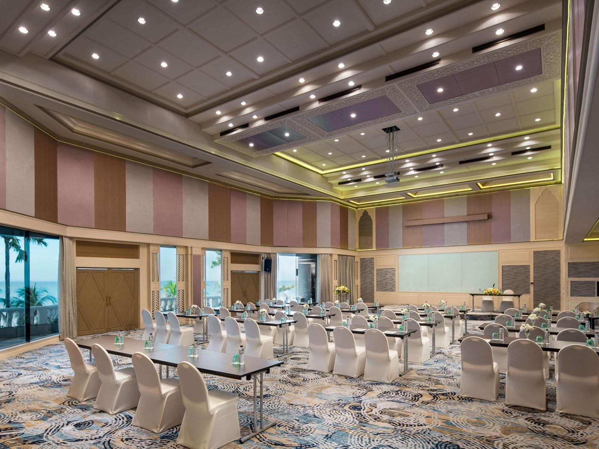 Pullman Pattaya Hotel G Kültér fotó The ballroom