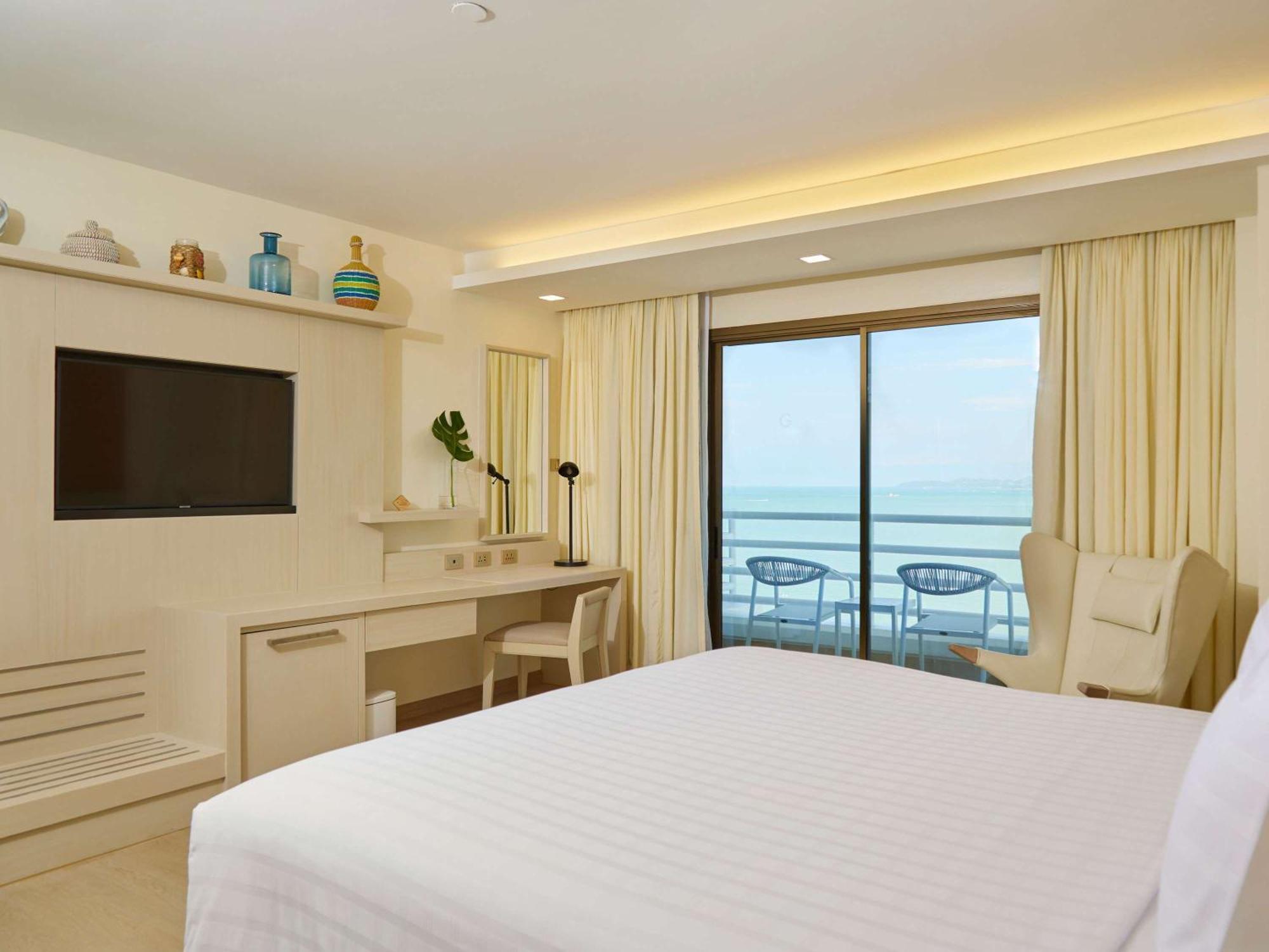 Pullman Pattaya Hotel G Kültér fotó A bedroom at the Hilton Phuket Arcadia Resort and Spa