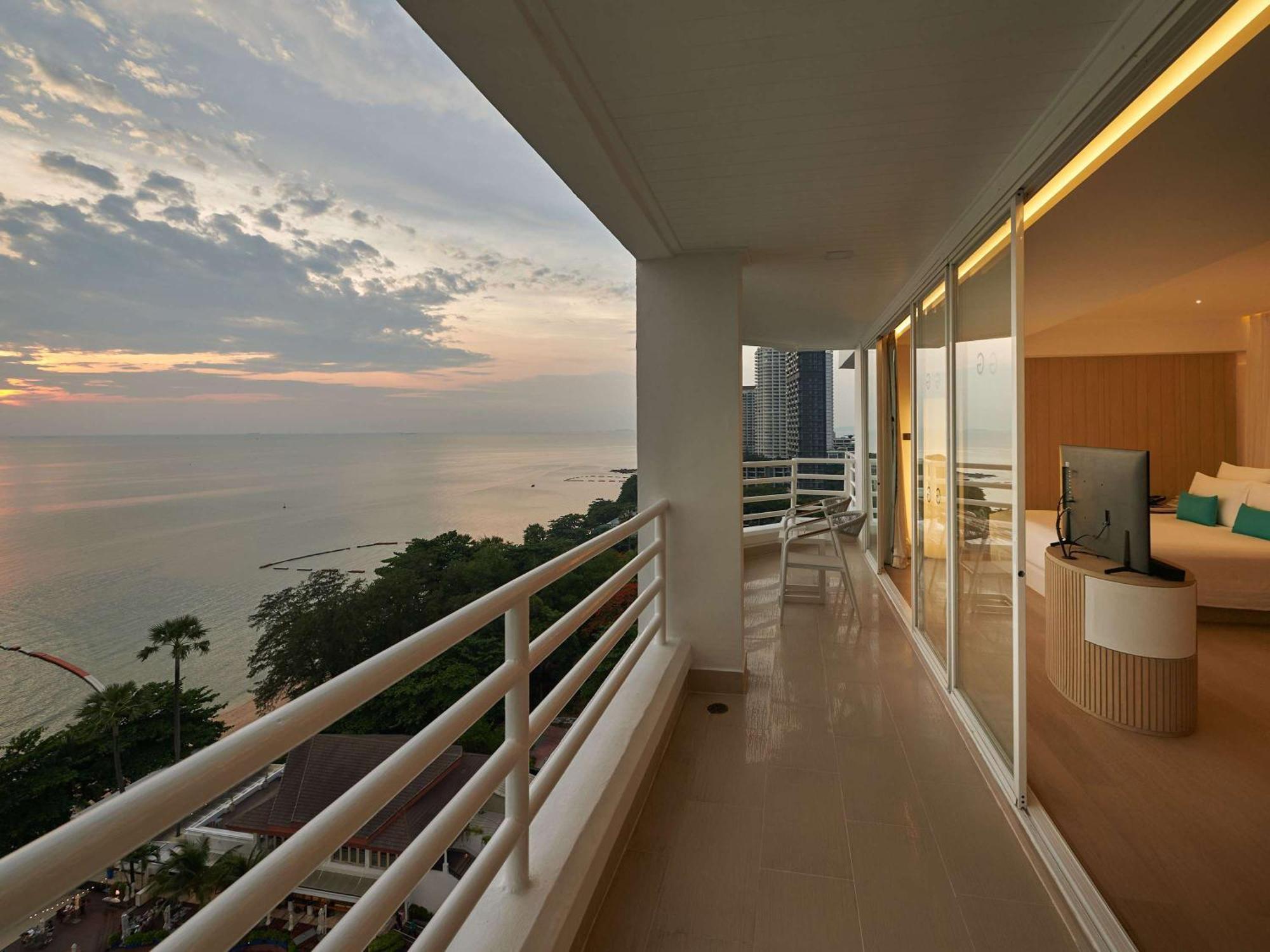 Pullman Pattaya Hotel G Kültér fotó A balcony