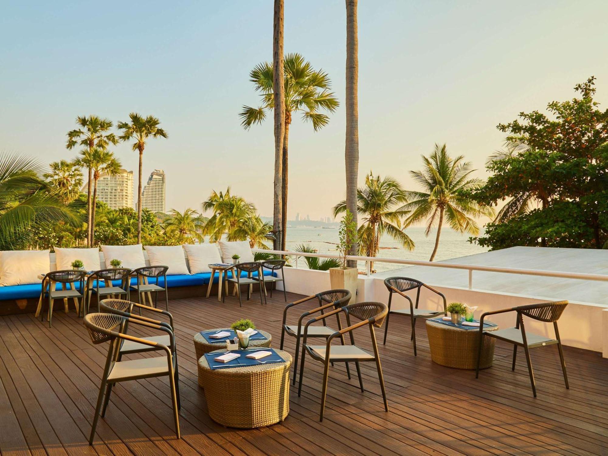 Pullman Pattaya Hotel G Kültér fotó The Deck