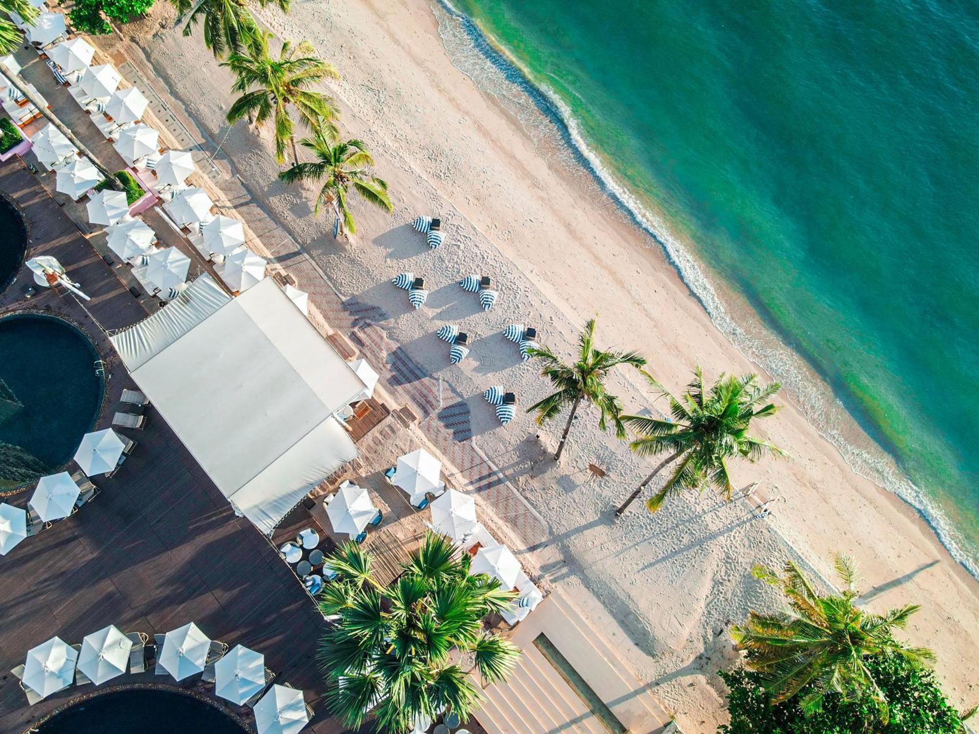 Pullman Pattaya Hotel G Kültér fotó Aerial view of the beach